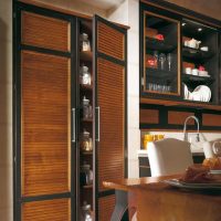 Armoire en bois à l'intérieur de la cuisine