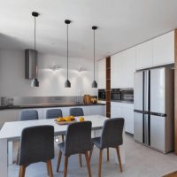 Cuisine avec coin repas dans un appartement en ville