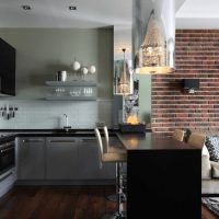 Mur de briques dans la cuisine-salon