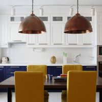 Lampes de cuivre sur la table à manger