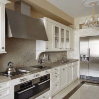 Appareils électroménagers en acier inoxydable à l'intérieur de la cuisine