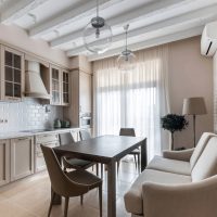 Mobilier beige dans une cuisine moderne