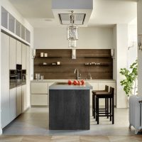 Étagères ouvertes à l'intérieur de la cuisine