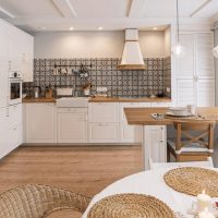 Bois à l'intérieur d'une spacieuse cuisine-salon