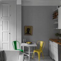 Chaises lumineuses dans la cuisine grise