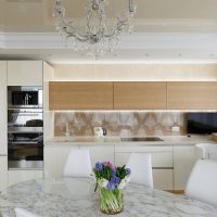Plafond avec plinthes en polyuréthane dans la cuisine d'un appartement en ville