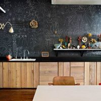 Ardoise au lieu de papier peint dans la cuisine