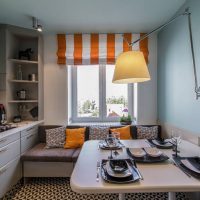Rideaux romains à rayures sur la fenêtre de la cuisine