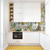 Tapis jaune dans la conception d'une petite cuisine