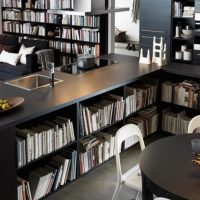 Meubles de cuisine avec des étagères pour les livres
