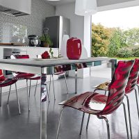 Chaises en plastique à l'intérieur de la cuisine