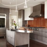 Îlot de cuisine avec comptoir en acier inoxydable