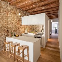 Mur de pierre dans une longue cuisine