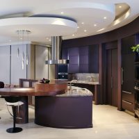 Plafond en couches dans la conception de la cuisine