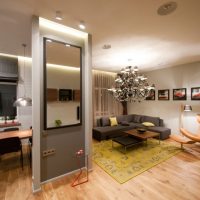 Miroir sur la cloison entre la cuisine et le salon