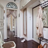 Couloir dans un style classique de la décoration intérieure