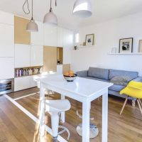 Table en bois blanc