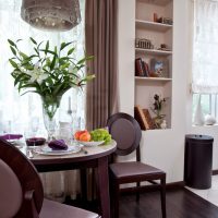 Vase avec des fleurs fraîches sur la table de la cuisine-salon