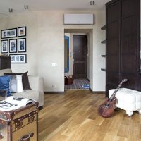 Un coffre avec des surfaces brillantes au lieu d'une table basse