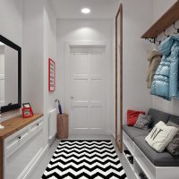 Tapis rayé dans un couloir étroit