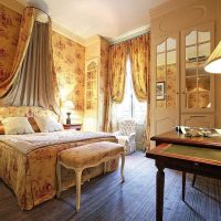 Organisation de l'éclairage dans une chambre de style provençal