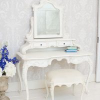 Coiffeuse blanche pliée