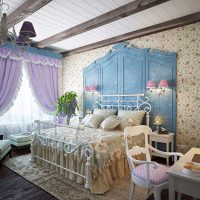 Rideaux violet pâle sur la fenêtre de la chambre