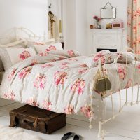 Vieille valise sous le lit de la fille