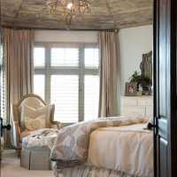 Lustre aux chandelles sur un plafond en bois