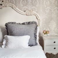 Beaux motifs sur la tête du lit