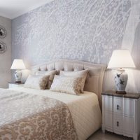Lampes sur les tables de chevet dans la chambre des époux