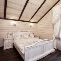 Décorer la chambre avec une doublure en pin