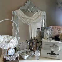 Vieux réveils sur la commode dans la chambre des femmes