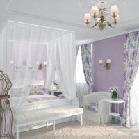 Couleur violette à l'intérieur de la chambre