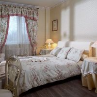 Rideaux avec lambrequin à la fenêtre de la chambre