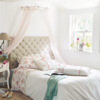 Une petite fenêtre dans la chambre d'une maison de campagne