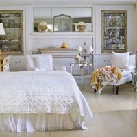 Lit avec un couvre-lit blanc dans une chambre spacieuse