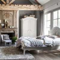 Chambre spacieuse avec poutre en bois