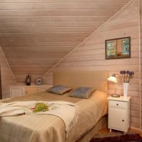 Miroir ovale sur un mur en bois