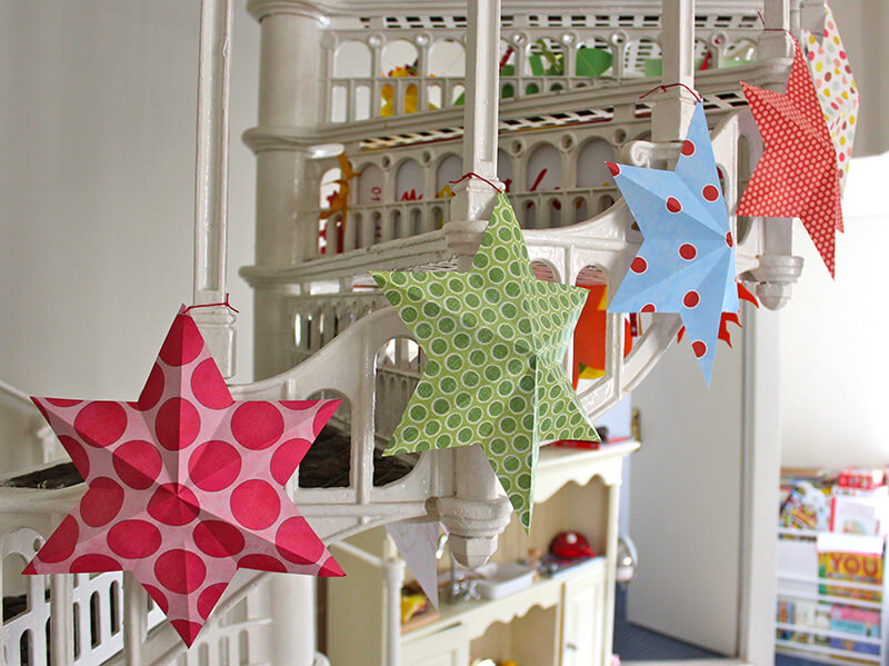 Décoration d'une chambre d'enfants avec des étoiles pour les vacances
