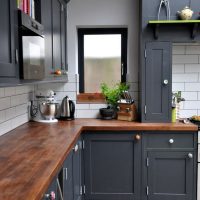 Casque gris avec comptoir en bois