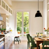 Cuisine linéaire avec table à manger