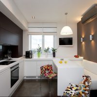 intérieur de cuisine avec canapé gris