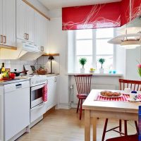 Couleur rouge dans une cuisine blanche