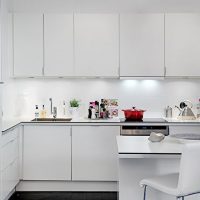 Cuisine minimaliste avec des meubles blancs