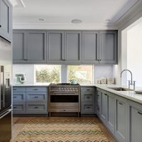 Set gris avec portes à panneaux