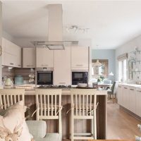 Rideaux romains aux fenêtres de la cuisine d'une maison privée
