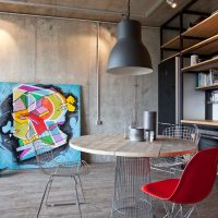Chaise rouge devant une table ronde