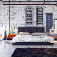 Vieux mur battu dans une chambre à coucher