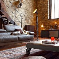 Lumières industrielles dans un salon